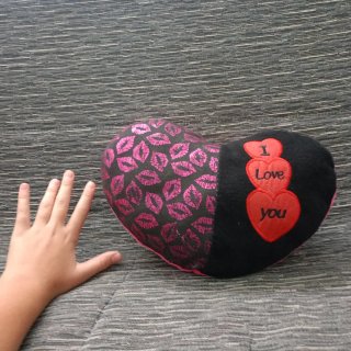 Peluche Corazón Negro con Besos y Corazones Rojos
