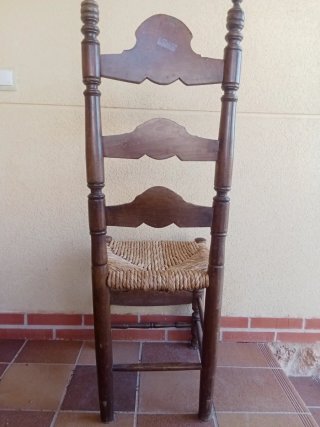 Silla de enea rústica con asiento de yute