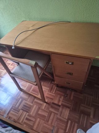 Mesa de estudio de madera con silla