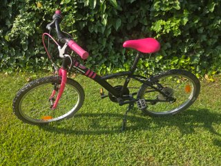 Bicicleta niña Btwin rosa y negra