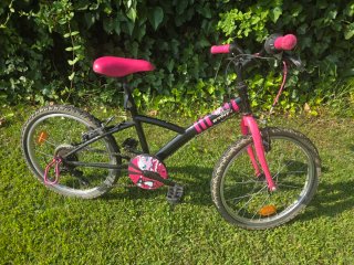 Bicicleta niña Btwin rosa y negra