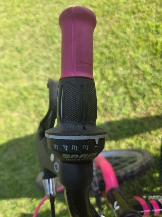Bicicleta niña Btwin rosa y negra