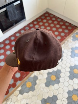 Gorra New Era SD Marrón y Dorada