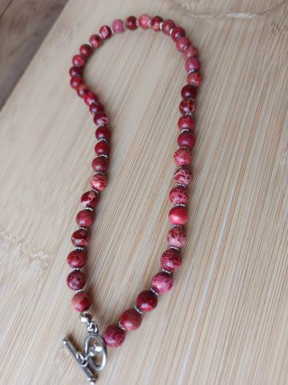 Collar elegante de piedras rojas y cierre plateado