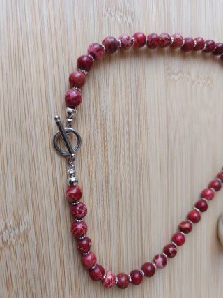 Collar elegante de piedras rojas y cierre plateado
