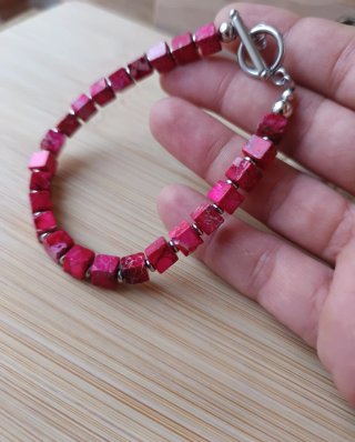 Pulsera de cuentas rojas y rosas
