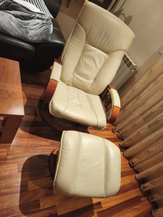 2 Sillones Piel Beige con Reposapiés