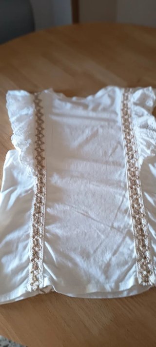 Camiseta blanca con volantes
