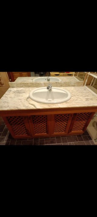 Mueble de baño madera y mármol com gran espejo