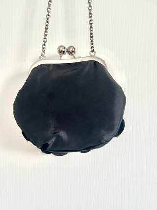 Bolso de fiesta negro con flor
