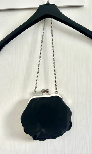 Bolso de fiesta negro con flor