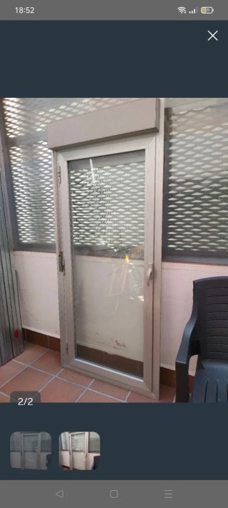 Puerta balconera aluminio gris con persiana