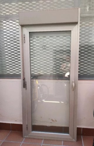 Puerta balconera aluminio gris con persiana