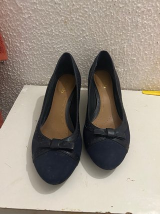 Zapatos de tacón azul marino