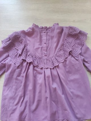 Blusa malva con volantes y tela fina