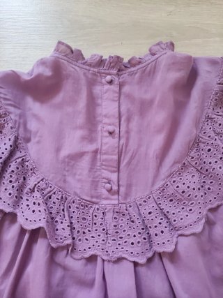 Blusa malva con volantes y tela fina