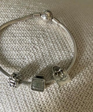 Pulsera Pandora con 3 charms