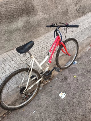 Bicicleta azul,roja,gris