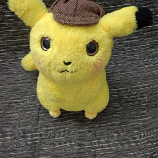 Peluche Pikachu Detective verdadero