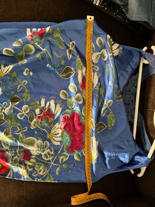 Blusa azul con estampado floral y crochet