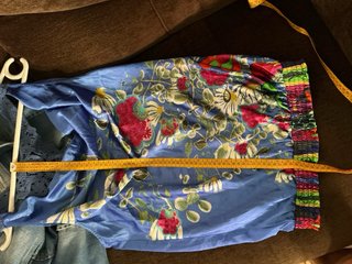 Blusa azul con estampado floral y crochet