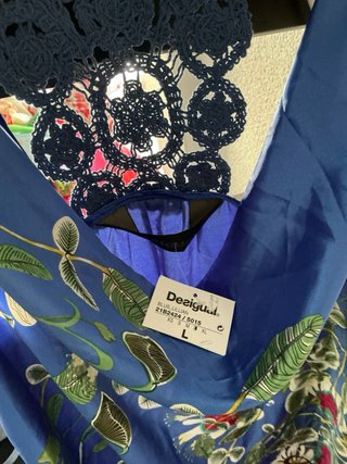 Blusa azul con estampado floral y crochet