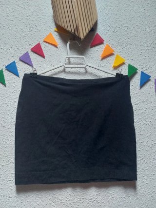 Falda negra básica
