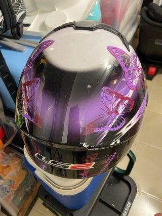 Casco de moto LS2 con mariposas.