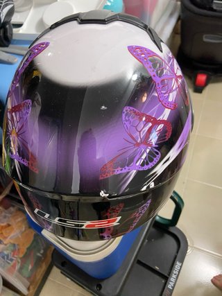 Casco de moto LS2 con mariposas.