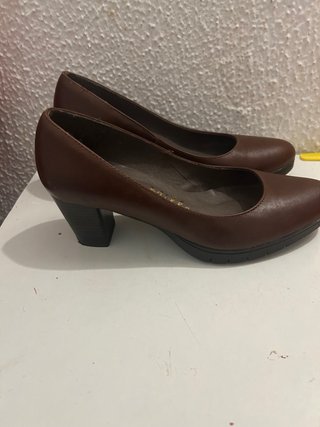 Zapatos de tacón marrones