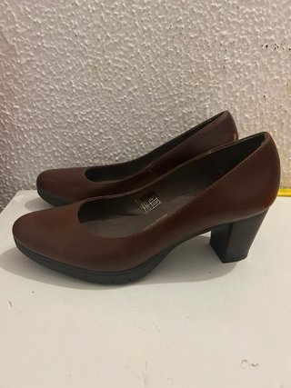 Zapatos de tacón marrones