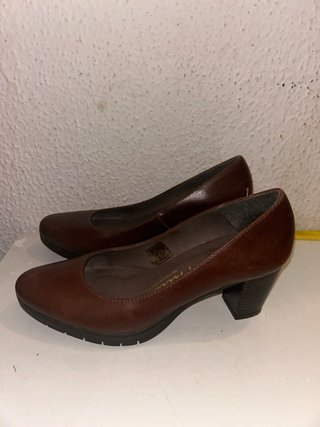 Zapatos de tacón marrones