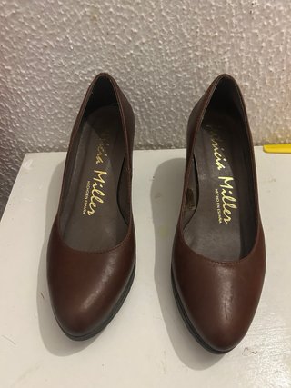 Zapatos de tacón marrones