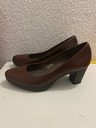 Zapatos de tacón marrones