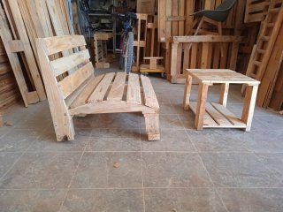 sofás  y butacas de palets 35€ y 25€ tambien mesa