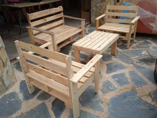 sofás  y butacas de palets 35€ y 25€ tambien mesa