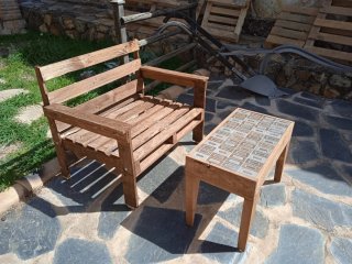 sofás  y butacas de palets 35€ y 25€ tambien mesa