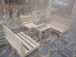 sofás  y butacas de palets 35€ y 25€ tambien mesa