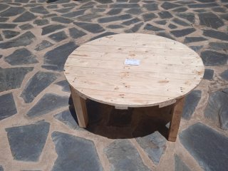 sofás  y butacas de palets 35€ y 25€ tambien mesa