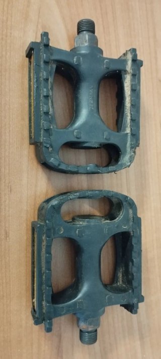 Pedales para bicicleta negros.