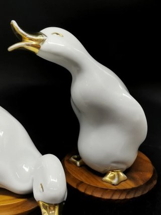 Bonita pareja vintage patos de cerámica en peana