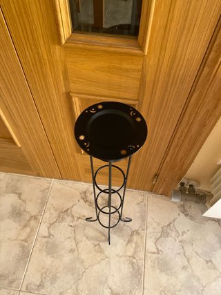 Portavelas de pie negro con diseño de estrellas