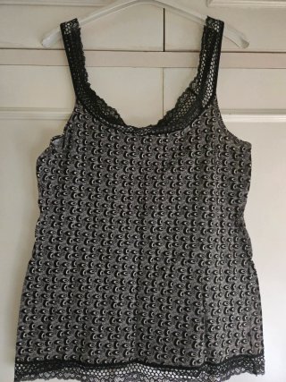 Camiseta con encaje negro