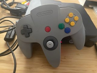 Nintendo 64 Negra + Mando + Cables