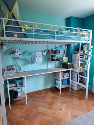 Cama alta infantil con escritorio Laxnb + colchón