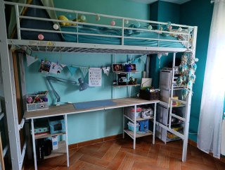 Cama alta infantil con escritorio Laxnb + colchón