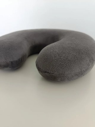 Almohada de viaje gris de forro polar