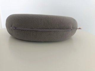 Almohada de viaje gris de forro polar