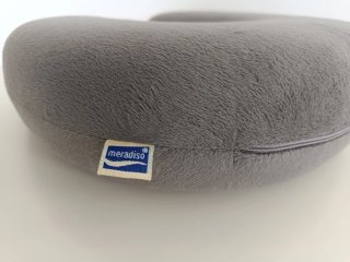 Almohada de viaje gris de forro polar