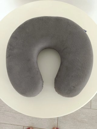 Almohada de viaje gris de forro polar